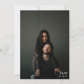 黒モダンと金ゴールドフォトモノグラムQRコード結婚s 招待状 (裏面)