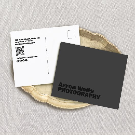 黒モダンと黒のはっきりしたタイポグラフィQRコード ポストカード