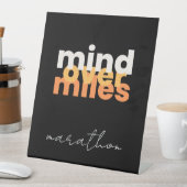 黒モダンやる気を起こさせるオレンジはっきりしたタイポグラフィ 台座サイン (インサイチュ)