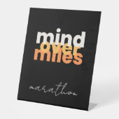 黒モダンやる気を起こさせるオレンジはっきりしたタイポグラフィ 台座サイン (正面)