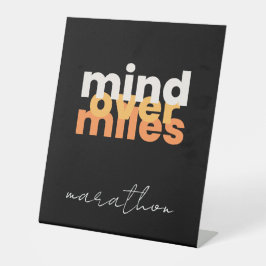 黒モダンやる気を起こさせるオレンジはっきりしたタイポグラフィ 台座サイン