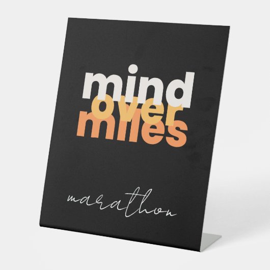 黒モダンやる気を起こさせるオレンジはっきりしたタイポグラフィ 台座サイン (正面)