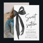 黒モダンエレガント弓スウィート16バースデーパーティー 招待状<br><div class="desc">祝このブラックボーエレガントス16モダンバースデーパーティー招待とスタイル!🎀✨シックなブラックボウと上品なデザインを備えた招待状は、魅力的で忘れられないスウィート16お祝いに最適なトーンを設定。詳細でパーソナライズし、洗練されたトレンディーtouchでゲストを感動させる。コケット、ミニマリスト、またはブラックタイをテーマにしたパーティーに最適。🎉💖この招待でマイルストーンの瞬間を特別エレガントに！🖤🎂</div>