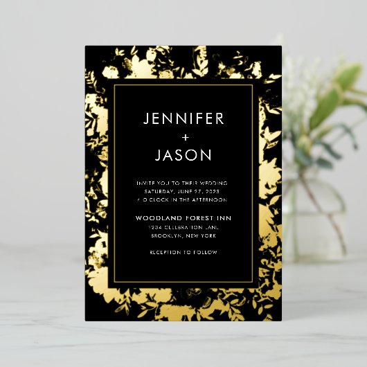 黒モダンエレガント金ゴールドフローラ結婚の 箔招待状 (立ち正面)