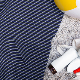 黒モダンネイビーブルーストライプのパターン ビーチタオル