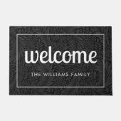 黒モダンフローラと白のパーソナライズされた歓迎 ドアマット (正面)