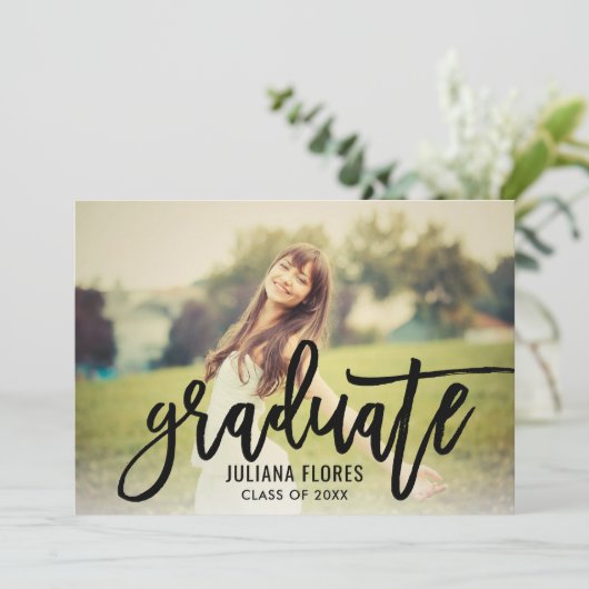 黒モダンブラシ付きスクリプトフォト卒業パーティー 招待状 (スタンド正面)