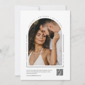 黒モダンミニマルアーチQRコード結婚の写真 招待状 (裏面)