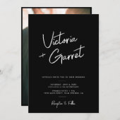 黒モダンミニマル文字の写真結婚の 招待状 (正面/裏面)