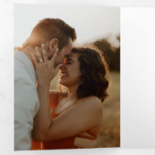 黒モダン写真保存タイポグラフィ 三つ折り招待状 (内部最初)