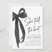 黒モダン弓She結び目ブライダルシャワー 招待状 (正面)