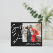 黒モダン文字の写真結婚式の日付を保存 案内ポストカード (スタンド正面)