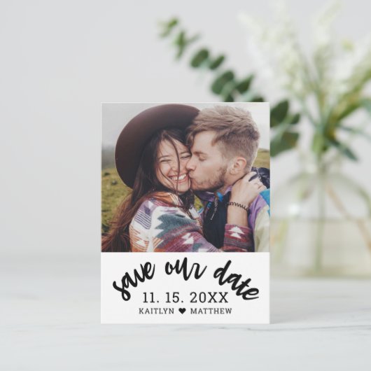 黒モダン文字フォトウェディング日付を保存 案内ポストカード (スタンド正面)