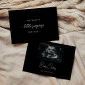 黒モダン文字「小さな驚き」妊娠 案内状