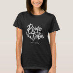 黒モダン書花嫁バチェロレッテ Tシャツ<br><div class="desc">このシンプル名前をカスタムするエレガント付き花嫁Tribe Tシャツは完璧なバチェロレッテギフトを作ることができる！自分の名前で簡単にカスタマイズできる。</div>