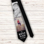 黒モダン最高のパパEver Father's Day 2写真 ネクタイ<br><div class="desc">黒モダン最高のパパEver Father's Day 2 Photos neck tie.黒い背景に白いタイポグラフィと2枚の写真 – 写真を追加。ネクタイ上の任意の文字を変更できる。父の日にパパ、新しい父や祖父のための完璧な贈り物。</div>