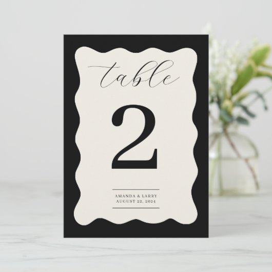 黒モダン波とクリームの表の番号 招待状 (スタンド正面)