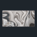 黒モダン灰色と銀大理石スワールモノグラム デスクマット<br><div class="desc">黒、白、灰色、銀の渦巻き大理石の背景を特徴とする美しいデスクマット。シンプルとエレガント。名前を追加して本当に個人的なものにする。贈り物素晴らしをする。Simple Farmhouse Pressによって作成。</div>