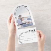 黒モダン白のアーチと写結婚真 オールインワン招待状 (貼ってはがせる)