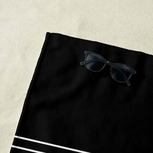 黒モダン白モノグラムの文字ビーチタオル ビーチタオル (インサイチュ)