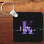 黒モダン紫スクリプトモノグラム キーホルダー (正面)