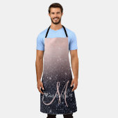 黒モダン色とピンク色のグリッターのスパークル名 エプロン (着用した状態)