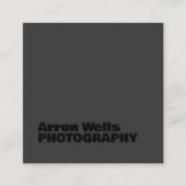 黒モダン色のはっきりしたタイポグラフィQRコード スクエア名刺 (正面)