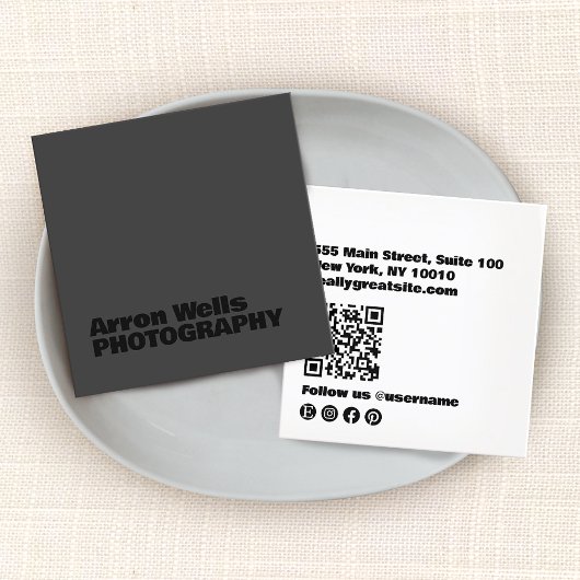 黒モダン色のはっきりしたタイポグラフィQRコード スクエア名刺