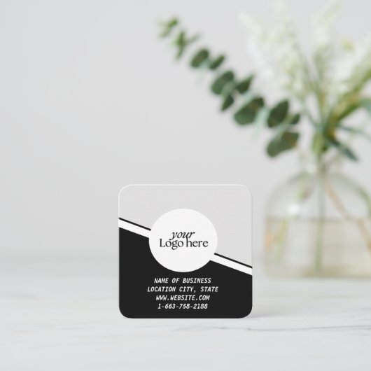 黒モダン色のカスタムロゴとQRコード スクエア名刺 (スタンド正面)