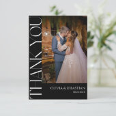 黒モダン色の写真の結婚タイポグラフィ サンキューカード (スタンド正面)