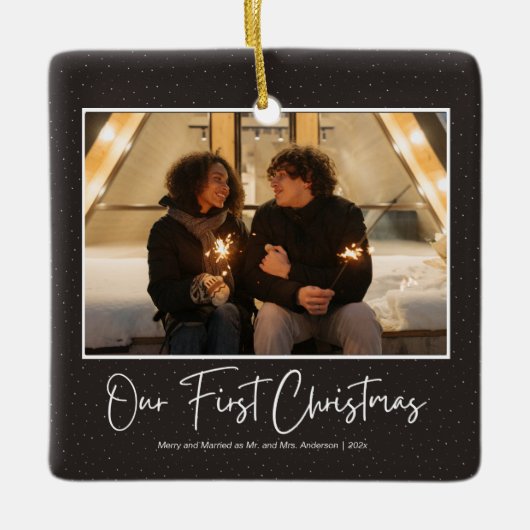 黒モダン色の初めてのクリスマスがミセス結婚したと同じように セラミックオーナメント (正面)