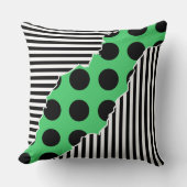 黒モダン色、白および緑のレイヤー付きストライプのドット クッション (正面)