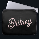 黒モダン赤面ほこりっぽいピンクのモノグラムと名前 ラップトップスリーブ<br><div class="desc">ブラックモダン赤面ダスティピンクモノグラム&ネームラップトップスリーブは、ブラックと赤面ダスティピンクとtouchの洗練されたブレンドを提供しパーソナライズされたている。このスリーブは保護スタイルでノートPC向けに設計されお洒落、モノグラムと名前がエレガントに表示されたミニマルなデザインを備えている。耐久性に優れたパッド付き素材により、デバイスが傷や小さな衝撃から安全に保護され、シックなカラーの組み合わせによってエレガントなtouchが加わります。</div>