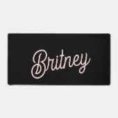 黒モダン赤面ほこりっぽいピンクモノグラム名 デスクマット (正面)