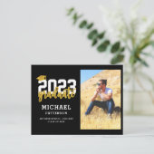 黒モダン金ゴールドスクリプトフォト卒業パーティー インビテーションポストカード (スタンド正面)