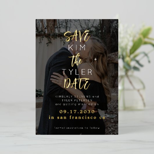 黒モダン金ゴールド結婚写真救の日付 箔招待状 (立ち正面)