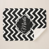 黒モノグラムのと白のシェブロン シェルパブランケット (正面(横))