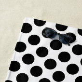 黒モノグラムの白水玉模様ビーチタオル ビーチタオル (インサイチュ)