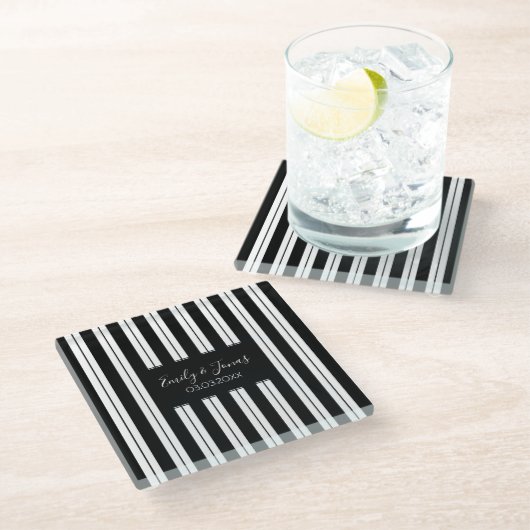 黒モノグラムの線と白の線とストライプ ガラスコースター (アングル)