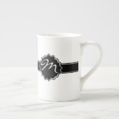 黒モノグラムの ボーンチャイナマグカップ (右)