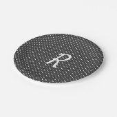 黒モノグラム上の白いドット ペーパープレート (アングル)