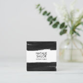 黒ユニーク筆のミニマル公証 スクエア名刺 (スタンド正面)