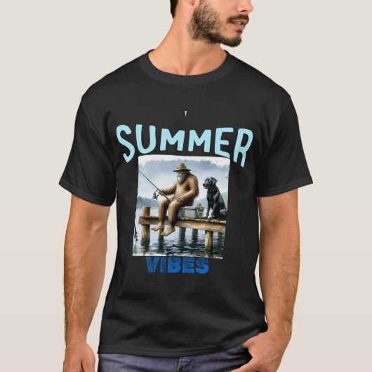 黒ラブと桟橋に座って釣りをするビッグフット Tシャツ (正面)