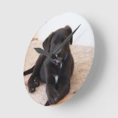 黒ラブラドールレトリバー子犬 ラウンド壁時計 (傾斜)