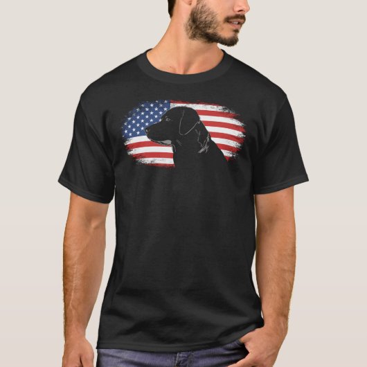 黒ラブラドール犬と米国国旗の細い青い線 Tシャツ (正面)