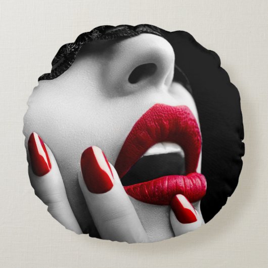 黒レースマスクを持つ美しい女性 ラウンドクッション (正面)