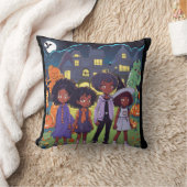 黒人の子供たちが町のハロウィン幽霊のよく出るに偶然出会う クッション (ブランケット)
