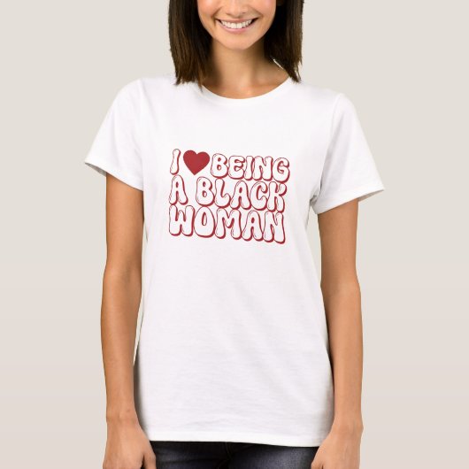 黒人女性であることを愛しています 赤いバブルレター プライド Tシャツ (正面)