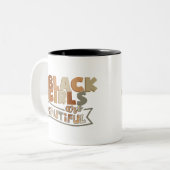 黒人女性は美しいアフロ人女性だ ツートーンマグカップ (正面左)