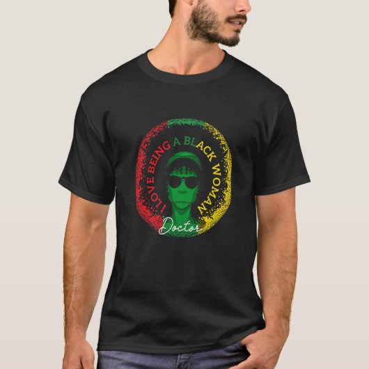 黒人女性医師であることを愛する 黒人の歴史月間 Tシャツ (正面)